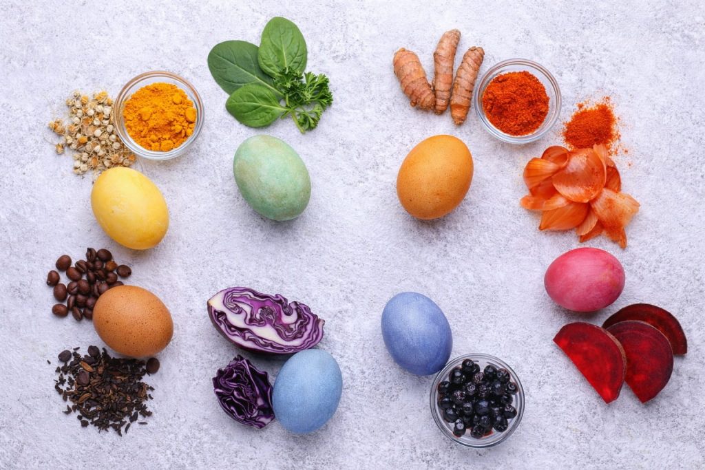 Natürlich gefärbte Eier mit den passenden Zutaten